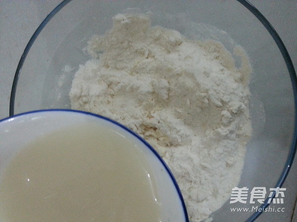 <a href=/shicai/mimian/NaiYou/index.html target=_blank><u>奶油</u></a>发面饼的做法