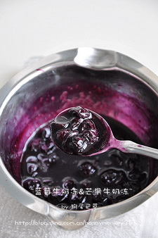 <a href=/shicai/guopin/LanMei/index.html target=_blank><u>蓝莓</u></a><a href=/shicai/mimian/NiuNai/index.html target=_blank><u>牛奶</u></a>冻&&<a href=/shicai/guopin/MangGuo/index.html target=_blank><u>芒果</u></a><a href=/shicai/mimian/NiuNai/index.html target=_blank><u>牛奶</u></a>冻步骤10