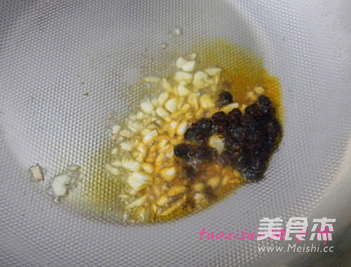 蒜蓉<a href=/shicai/diaoweipin/DouChi/index.html target=_blank><u>豆豉</u></a>温拌<a href=/shicai/shucai/TuDou/index.html target=_blank><u>土豆</u></a>丝的做法