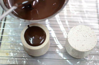 脆皮<a href=/shicai/mimian/QiaoKeLi/index.html target=_blank><u>巧克力</u></a>慕斯