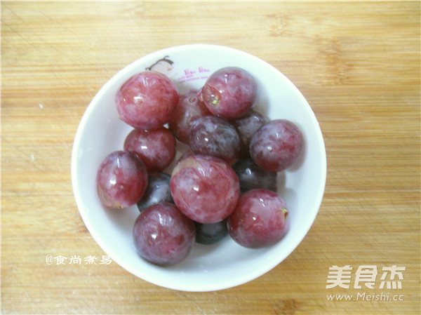 <a href=/shicai/shucai/HuangGua/index.html target=_blank><u>黄瓜</u></a>红提<a href=/shicai/guopin/NingMeng/index.html target=_blank><u>柠檬</u></a>汁的做法