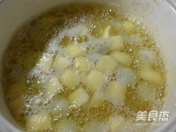 <a href=/shicai/guopin/PingGuo/index.html target=_blank><u>苹果</u></a>煮汤圆的做法