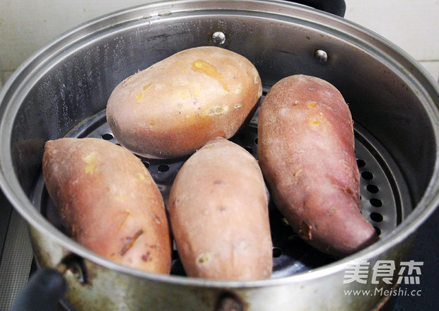 <a href=/shicai/mimian/ZhiShi/index.html target=_blank><u>芝士</u></a><a href=/shicai/mimian/NaiYou/index.html target=_blank><u>奶油</u></a>焗<a href=/shicai/shucai/DiGua/index.html target=_blank><u>地瓜</u></a>的做法