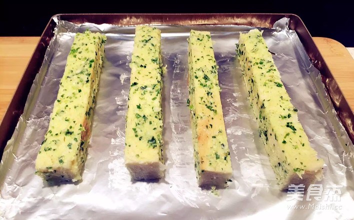 蒜香<a href=/shicai/mimian/TuSi/index.html target=_blank><u>吐司</u></a>条,撩起你的味蕾大战~的做法