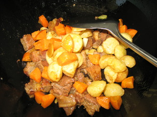 <a href=/shicai/rouqin/NiuNan/index.html target=_blank><u>牛腩</u></a>烧<a href=/shicai/shucai/TuDou/index.html target=_blank><u>土豆</u></a>