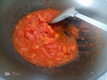 <a href=/shicai/rouqin/JiDan/index.html target=_blank><u>鸡蛋</u></a>炒<a href=/shicai/shucai/XiHongShi/index.html target=_blank><u>西红柿</u></a>太阳花步骤9