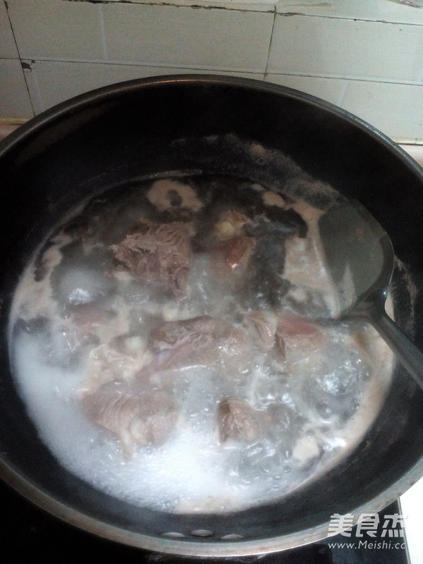 <a href=/shicai/rouqin/NiuRou/index.html target=_blank><u>牛肉</u></a>面的做法