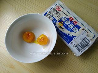 蟹<a href=/shicai/mimian/HuangDou/index.html target=_blank><u>黄豆</u></a>腐