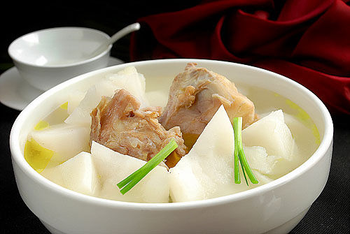 <a href=/shicai/shucai/BaiLuoBo/index.html target=_blank><u>白<a href=/shicai/shucai/LuoBo/index.html target=_blank><u>萝卜</u></a></u></a>炖<a href=/shicai/rouqin/ZhuJiao/index.html target=_blank><u>猪脚</u></a>