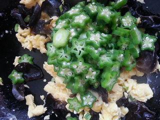 <a href=/shicai/shucai/QiuKui/index.html target=_blank><u>秋葵</u></a>黑<a href=/shicai/shucai/MuEr/index.html target=_blank><u>木耳</u></a>炒<a href=/shicai/rouqin/JiDan/index.html target=_blank><u>鸡蛋</u></a>