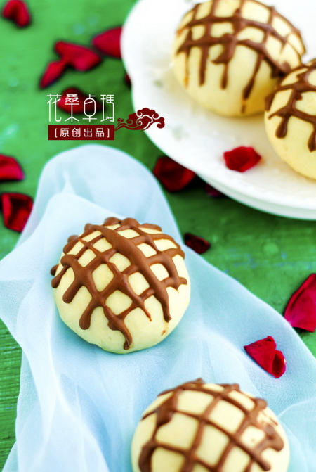 <a href=/shicai/mimian/QiaoKeLi/index.html target=_blank><u>巧克力</u></a>豆沙馅点心的做法