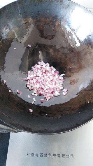 韩式<a href=/shicai/shucai/LaJiao/index.html target=_blank><u>辣椒</u></a><a href=/shicai/shuichanpin/HaiTai/index.html target=_blank><u>海苔</u></a>炒饭