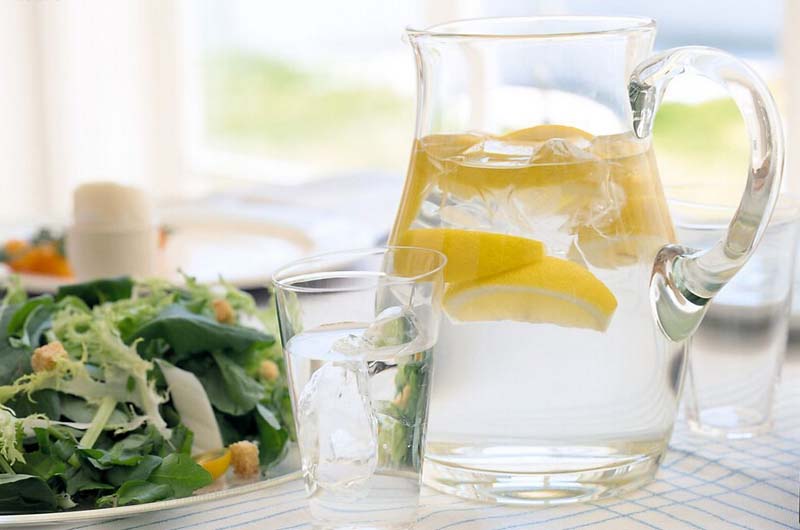 喝<a href=/shicai/guopin/NingMeng/index.html target=_blank><u>柠檬</u></a>水的好处与坏处1