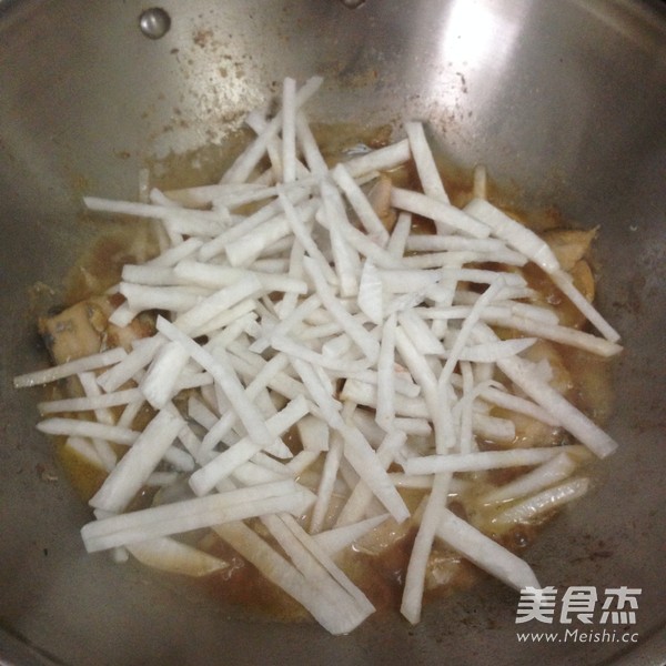 罗卜丝烧<a href=/shicai/shuichanpin/DaiYu/index.html target=_blank><u>带鱼</u></a>的做法