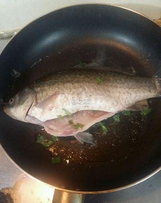 <a href=/shicai/shuichanpin/JiYu/index.html target=_blank><u>鲫鱼</u></a><a href=/shicai/shucai/YinEr/index.html target=_blank><u>银耳</u></a><a href=/shicai/mimian/DouFu/index.html target=_blank><u>豆腐</u></a>汤