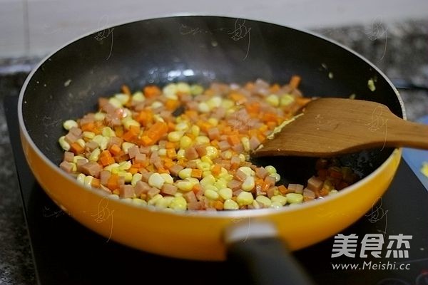 <a href=/shicai/rouqin/HuoTui/index.html target=_blank><u>火腿</u></a><a href=/shicai/shucai/HuLuoBo/index.html target=_blank><u>胡<a href=/shicai/shucai/LuoBo/index.html target=_blank><u>萝卜</u></a></u></a>炒饭的做法