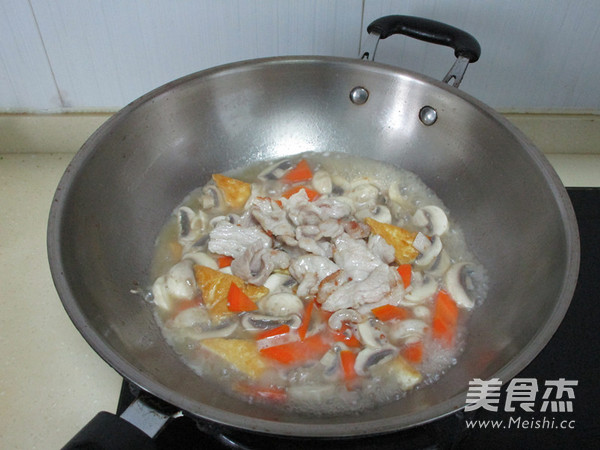 <a href=/shicai/shucai/MoGu/index.html target=_blank><u>蘑菇</u></a>什锦盖浇饭的做法