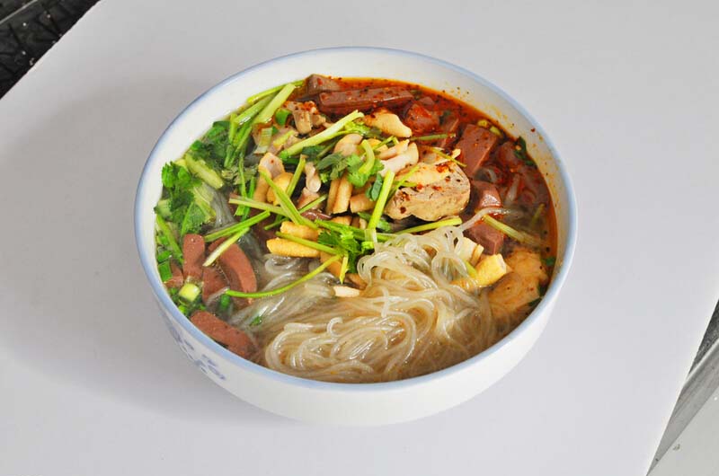 鸭<a href=/shicai/rouqin/Xue/index.html target=_blank><u>血</u></a><a href=/shicai/mimian/FenSi/index.html target=_blank><u>粉丝</u></a>汤的做法2