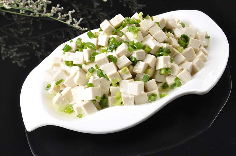 小葱拌<a href=/shicai/mimian/DouFu/index.html target=_blank><u>豆腐</u></a>的做法3