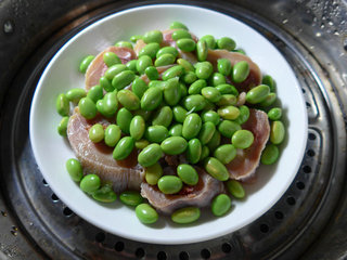 <a href=/shicai/shucai/MaoDou/index.html target=_blank><u>毛豆</u></a>蒸腊<a href=/shicai/rouqin/JiTui/index.html target=_blank><u>鸡腿</u></a>