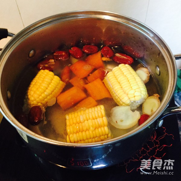 <a href=/shicai/shucai/DongGua/index.html target=_blank><u>冬瓜</u></a><a href=/shicai/mimian/YuMi/index.html target=_blank><u>玉米</u></a>汤的做法