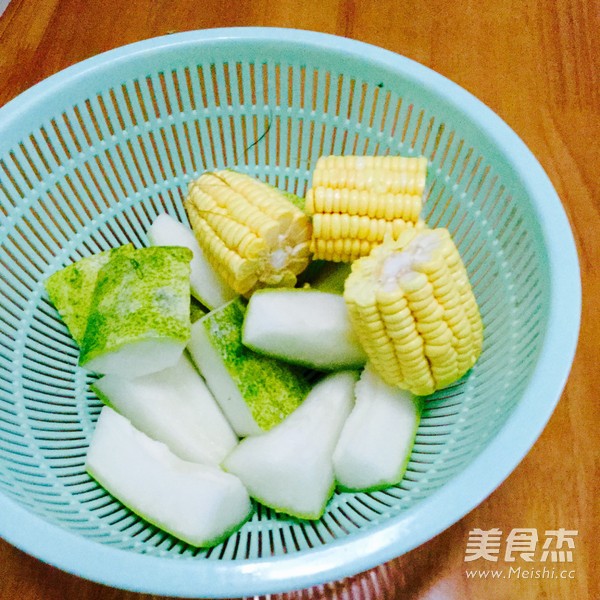 <a href=/shicai/shucai/DongGua/index.html target=_blank><u>冬瓜</u></a><a href=/shicai/mimian/YuMi/index.html target=_blank><u>玉米</u></a>汤的做法