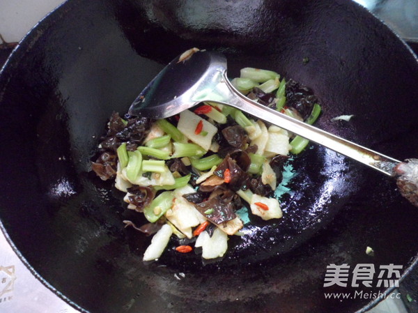 黑<a href=/shicai/shucai/MuEr/index.html target=_blank><u>木耳</u></a>炒<a href=/shicai/shucai/ShanYao/index.html target=_blank><u>山药</u></a>的做法