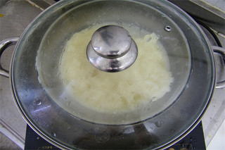 雪花<a href=/shicai/mimian/NuoMi/index.html target=_blank><u>糯米</u></a>糕