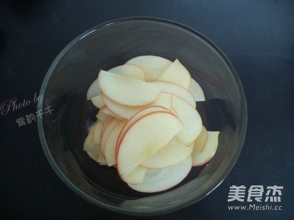 <a href=/shicai/guopin/PingGuo/index.html target=_blank><u>苹果</u></a><a href=/shicai/shucai/MeiGuiHua/index.html target=_blank><u>玫瑰花</u></a>的做法