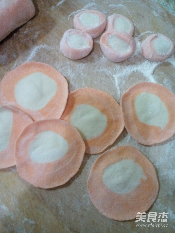 <a href=/shicai/shucai/YangCong/index.html target=_blank><u>洋葱</u></a>馅饺子的做法