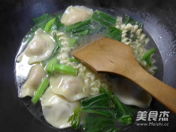 <a href=/shicai/shucai/YouCai/index.html target=_blank><u>油菜</u></a>蕻饺子波纹面的做法