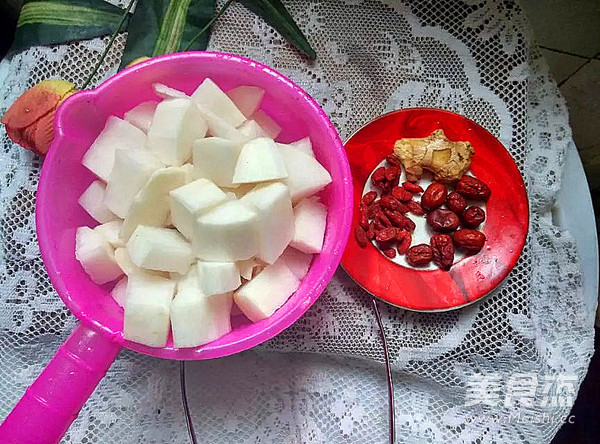 <a href=/shicai/rouqin/PaiGu/index.html target=_blank><u>排骨</u></a>红<a href=/shicai/guopin/Zao/index.html target=_blank><u>枣</u></a><a href=/shicai/shucai/LuoBo/index.html target=_blank><u>萝卜</u></a>汤的做法