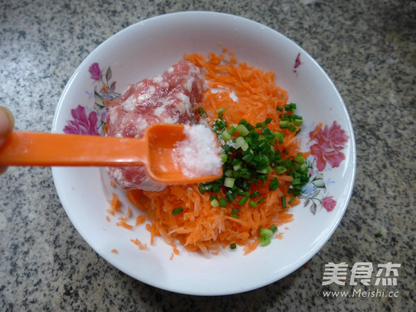 <a href=/shicai/shucai/HuLuoBo/index.html target=_blank><u>胡<a href=/shicai/shucai/LuoBo/index.html target=_blank><u>萝卜</u></a></u></a>肉末馅春卷的做法