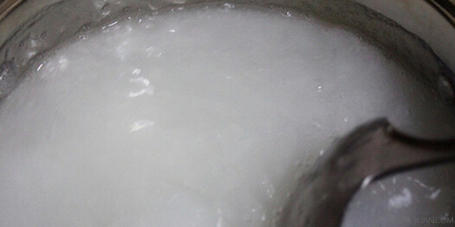 <a href=zt/liangfen target=_blank><u>凉粉的做法大全</u></a> 自制<a href=/shicai/mimian/LvDou/index.html target=_blank><u>绿豆</u></a>凉粉开胃消暑