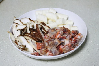 <a href=/shicai/shucai/ShanYao/index.html target=_blank><u>山药</u></a><a href=/shicai/rouqin/XiangChang/index.html target=_blank><u>香肠</u></a>大拌饭步骤3