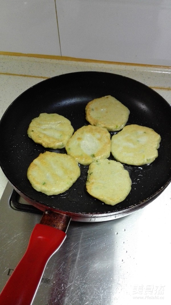 <a href=/shicai/guopin/HuaSheng/index.html target=_blank><u>花生</u></a><a href=/shicai/mimian/DouZha/index.html target=_blank><u>豆渣</u></a>饼的做法