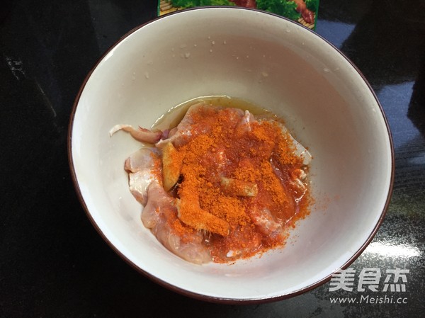 <a href=/shicai/rouqin/JiTui/index.html target=_blank><u>鸡腿</u></a>汉堡的做法