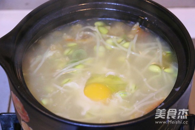 <a href=/shicai/mimian/HuangDou/index.html target=_blank><u>黄豆</u></a>芽明太鱼汤的做法