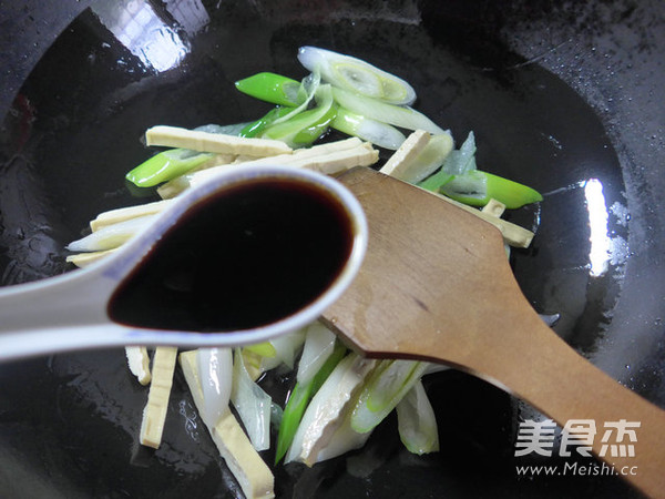 大葱炒<a href=/shicai/mimian/DouFu/index.html target=_blank><u>豆腐</u></a>干的做法