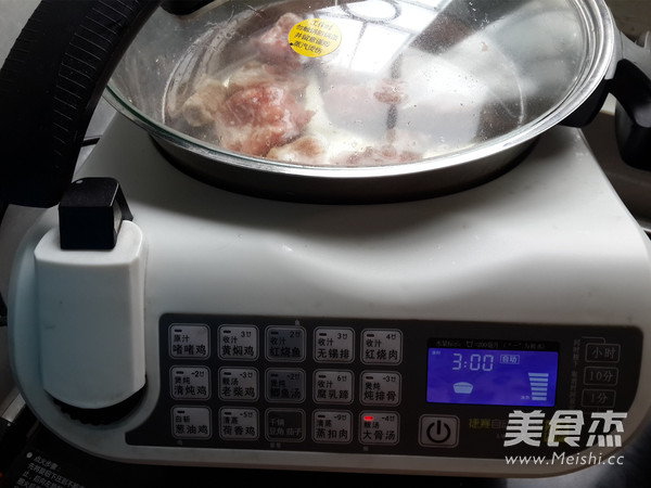 莲<a href=/shicai/shucai/Ou/index.html target=_blank><u>藕</u></a><a href=/shicai/guopin/HuaSheng/index.html target=_blank><u>花生</u></a><a href=/shicai/rouqin/JiGu/index.html target=_blank><u>脊骨</u></a>汤的做法