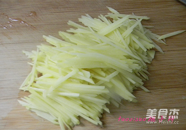 蒜蓉<a href=/shicai/diaoweipin/DouChi/index.html target=_blank><u>豆豉</u></a>温拌<a href=/shicai/shucai/TuDou/index.html target=_blank><u>土豆</u></a>丝的做法