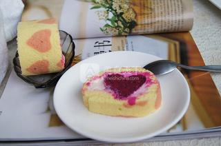 爱心<a href=zt/qifengdg target=_blank><u>戚风蛋糕</u></a>卷