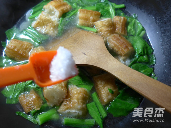 <a href=/shicai/shucai/YouCai/index.html target=_blank><u>油菜</u></a>蕻<a href=/shicai/mimian/YouTiao/index.html target=_blank><u>油条</u></a><a href=/shicai/mimian/NianGao/index.html target=_blank><u>年糕</u></a>汤的做法