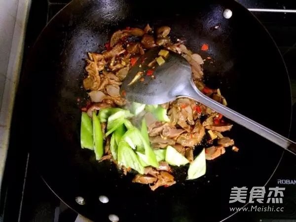 双椒爆<a href=/shicai/rouqin/JiZhen/index.html target=_blank><u>鸡胗</u></a>的做法