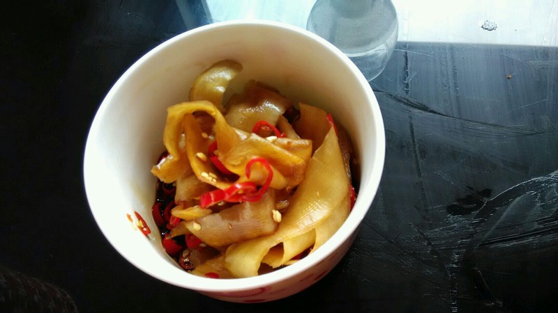 酱脆<a href=/shicai/shucai/LuoBo/index.html target=_blank><u>萝卜</u></a>皮的做法