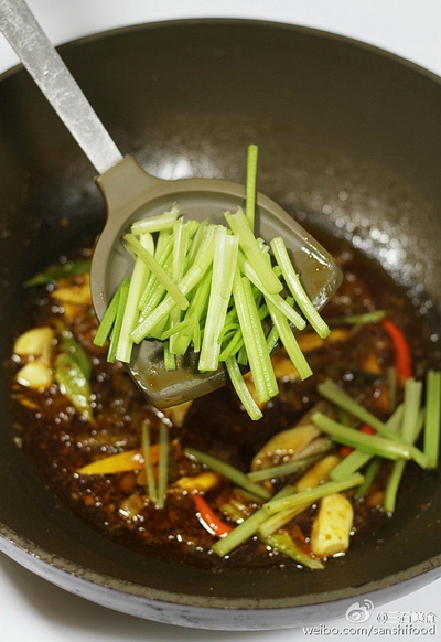 老干妈版香辣<a href=/shicai/shuichanpin/YouYu/index.html target=_blank><u>鱿鱼</u></a>圈步骤5