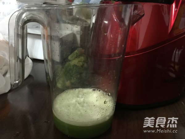 <a href=/shicai/shucai/XiQin/index.html target=_blank><u>西芹</u></a><a href=/shicai/shucai/HuangGua/index.html target=_blank><u>黄瓜</u></a><a href=/shicai/guopin/PingGuo/index.html target=_blank><u>苹果</u></a>汁的做法