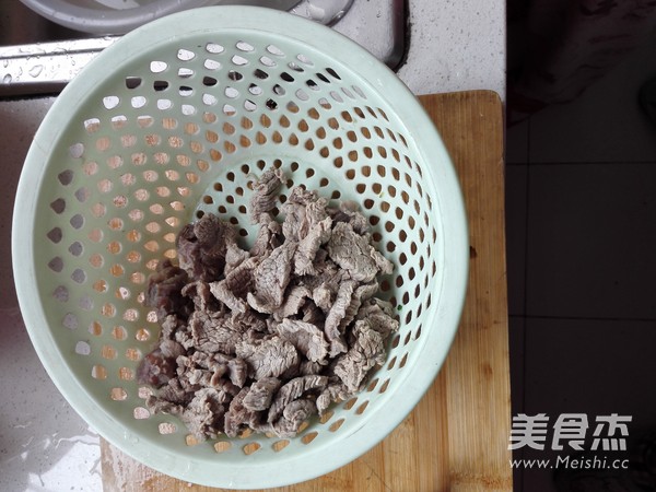 番茄炒<a href=/shicai/rouqin/NiuNan/index.html target=_blank><u>牛腩</u></a>的做法