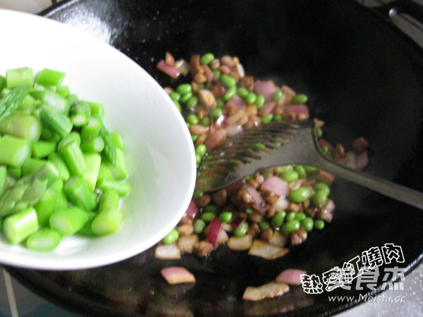 <a href=/shicai/mimian/YuMi/index.html target=_blank><u>玉米</u></a>粒时蔬炒饭的做法