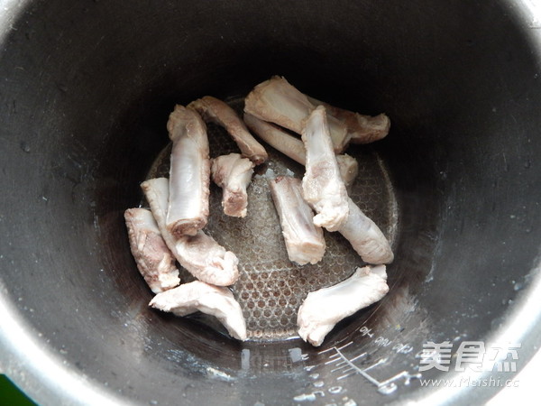 <a href=/shicai/shucai/BaiLuoBo/index.html target=_blank><u>白<a href=/shicai/shucai/LuoBo/index.html target=_blank><u>萝卜</u></a></u></a><a href=/shicai/rouqin/LeiPai/index.html target=_blank><u>肋排</u></a>汤的做法